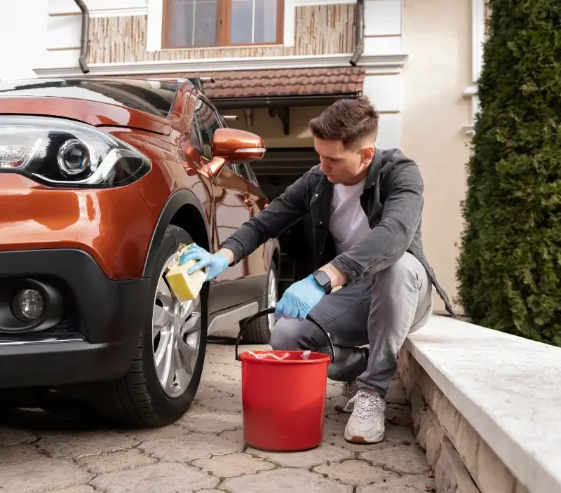 Lavage auto à domicile Le Teil : professionnel intervenant sur un véhicule